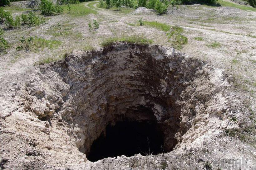 Байгалийн нүх